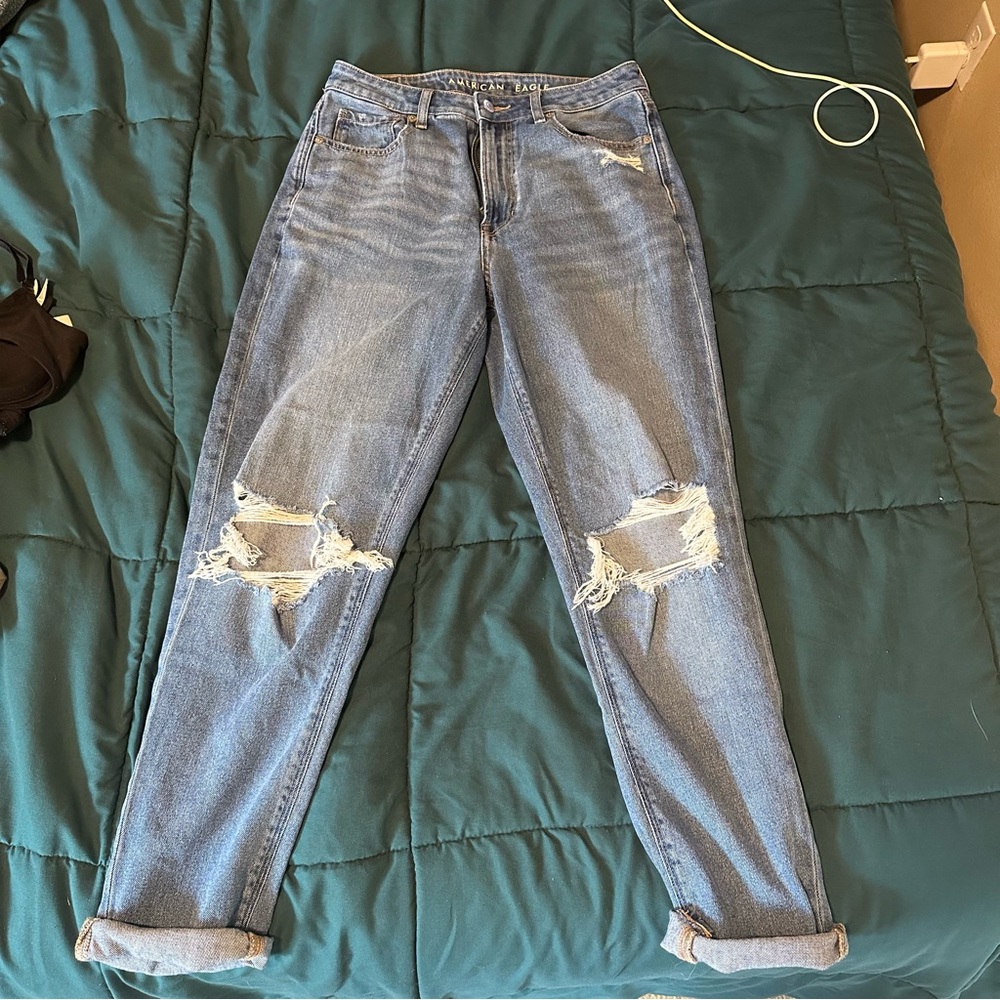 medium blue knee rip american eagle jeans